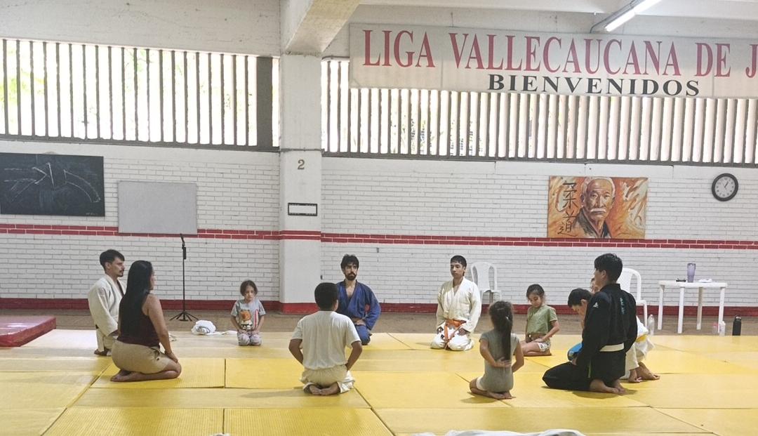 Judokas de Integral Judo Club entrenando en ronda
